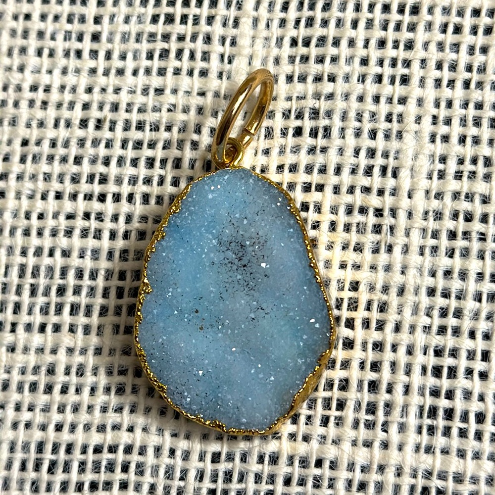 🌸 Beautiful druzy quartz charm. All natural in its state front-back,